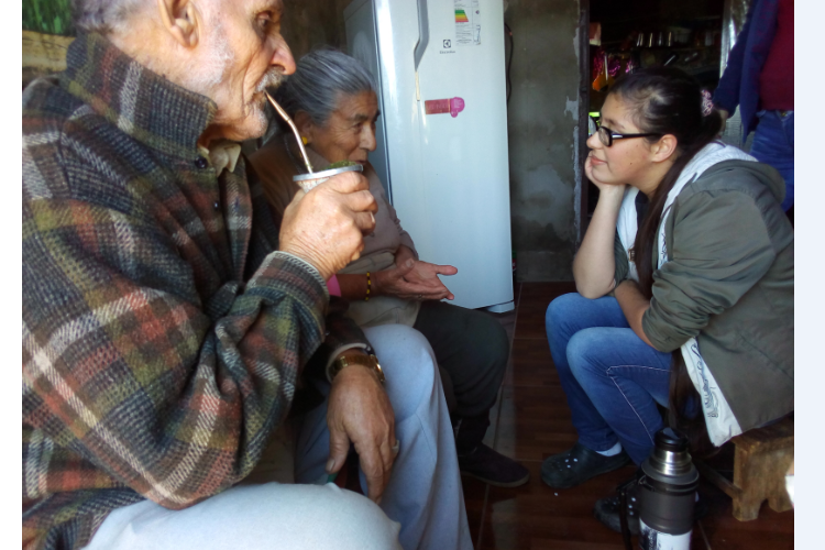 2º premio: Sandi Lucrecia Franchini (15 años) Liceo Rural Baltasar Brum (Artigas) “Las anécdotas de la abuela” Niña mirando a dos personas mayores (sus abuelos) mientras toman mate