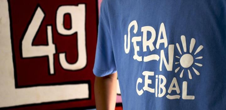 estudiante con remera de verano ceibal