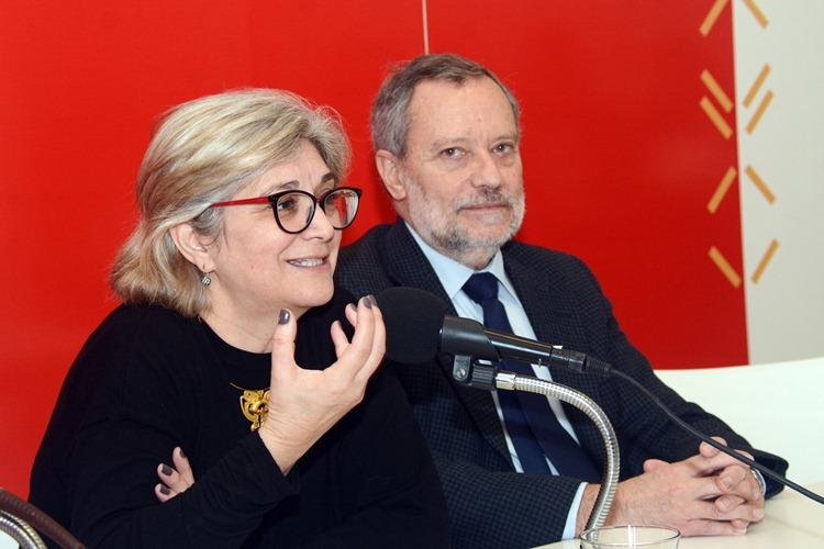mujer hablando al microfono mujer hablando al microfono