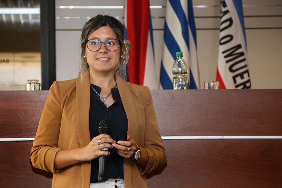 Mag. Loreley Castelli. Conferencia: “Microbiota: ¿Indicadora de peligro en la salud de las abejas?” 