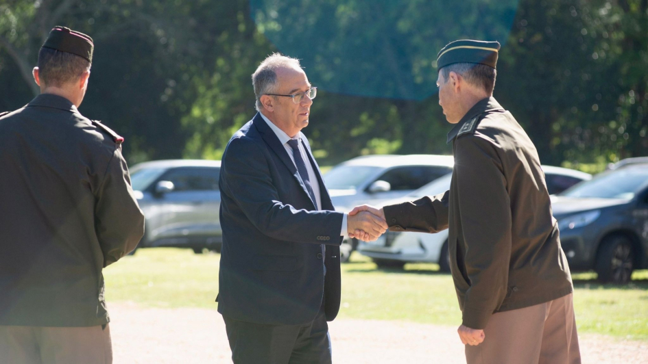 Ministro saludando a autoridades Ministro saludando a autoridades
