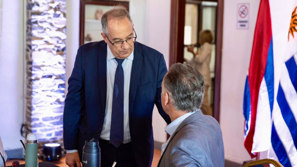 Presidente de la República, Yamandú Orsi, junto con el Ministro de Educación y Cultura Saludos del Ministro al Presidente