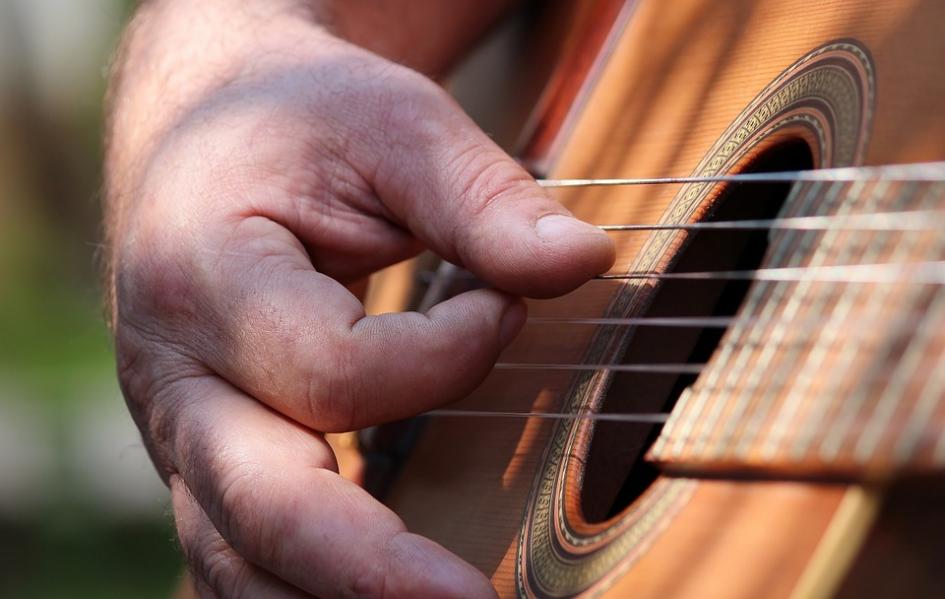 Fotografía de mano sobre guitarra Fotografía de mano sobre guitarra