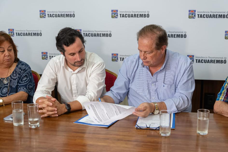 Autoridades firmando convenio Autoridades firmando convenio