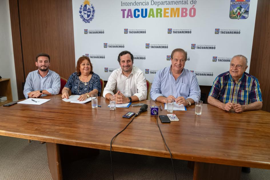 Autoridades firmando convenio