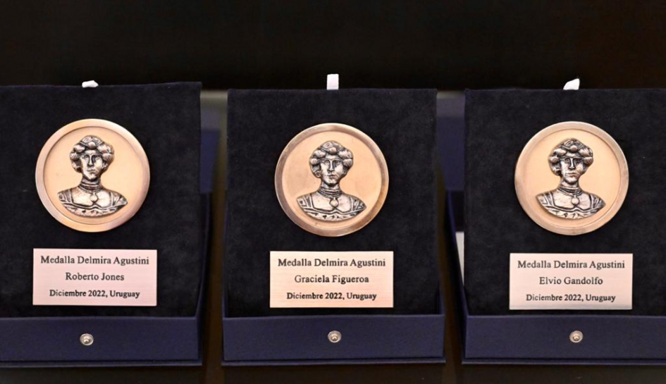 Medallas Delmira Agustini. Medallas Delmira Agustini.