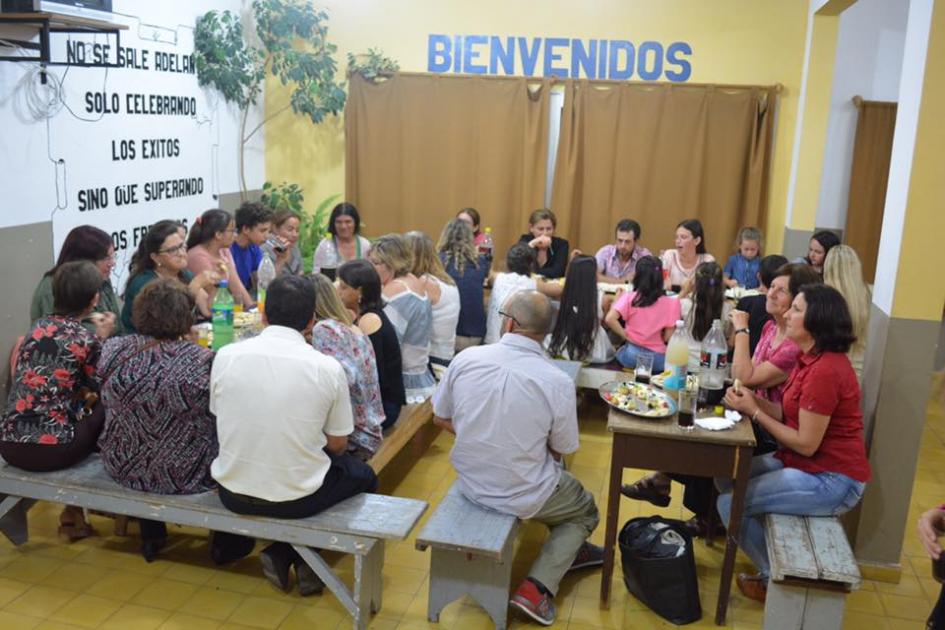 Finalizado el espectáculo se compartió una merienda para intercambiar vivencias sobre la experiencia Personas en mesa compartiendo una merienda