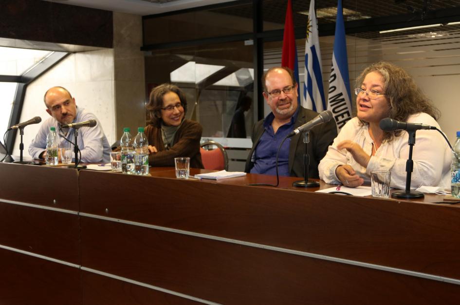 "Bisagra o tapón, esa es la cuestión". Investigadores Prof Adjunto, Nivel III y Posdoc. del IIBCE "Bisagra o tapón, esa es la cuestión". Investigadores Prof Adjunto, Nivel III y Posdoc. del IIBCE