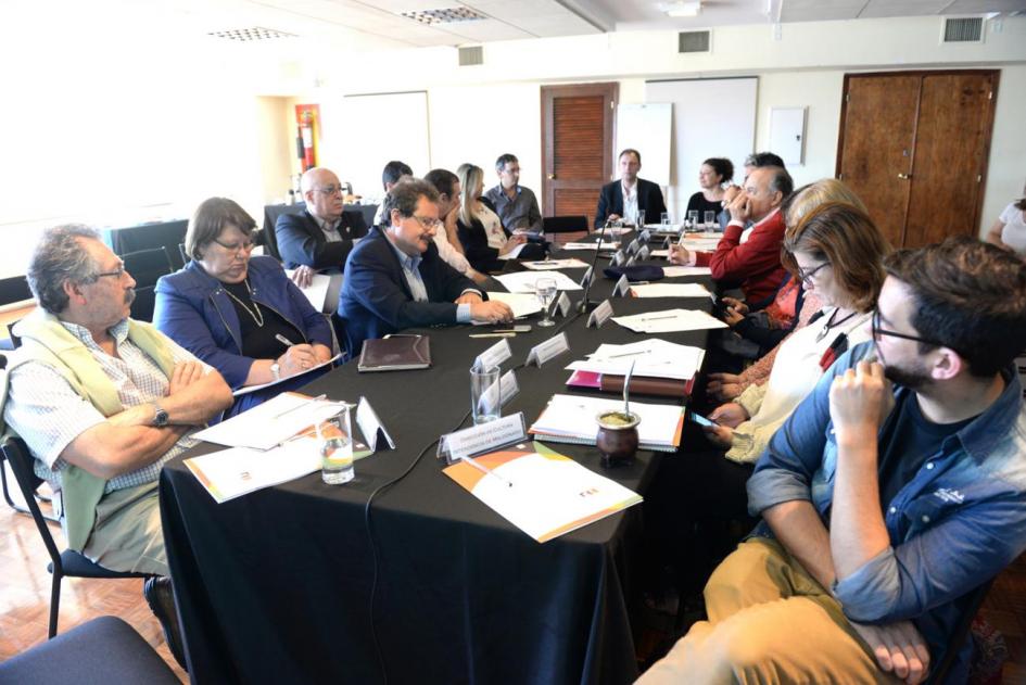 Mesa de trabajo con los directores de cultura intercambiando opiniones.