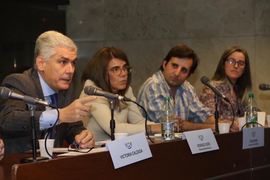 Mesa redonda: “Tendiendo puentes: el rol de la ciencia para el desarrollo” Mesa redonda: “Tendiendo puentes: el rol de la ciencia para el desarrollo”