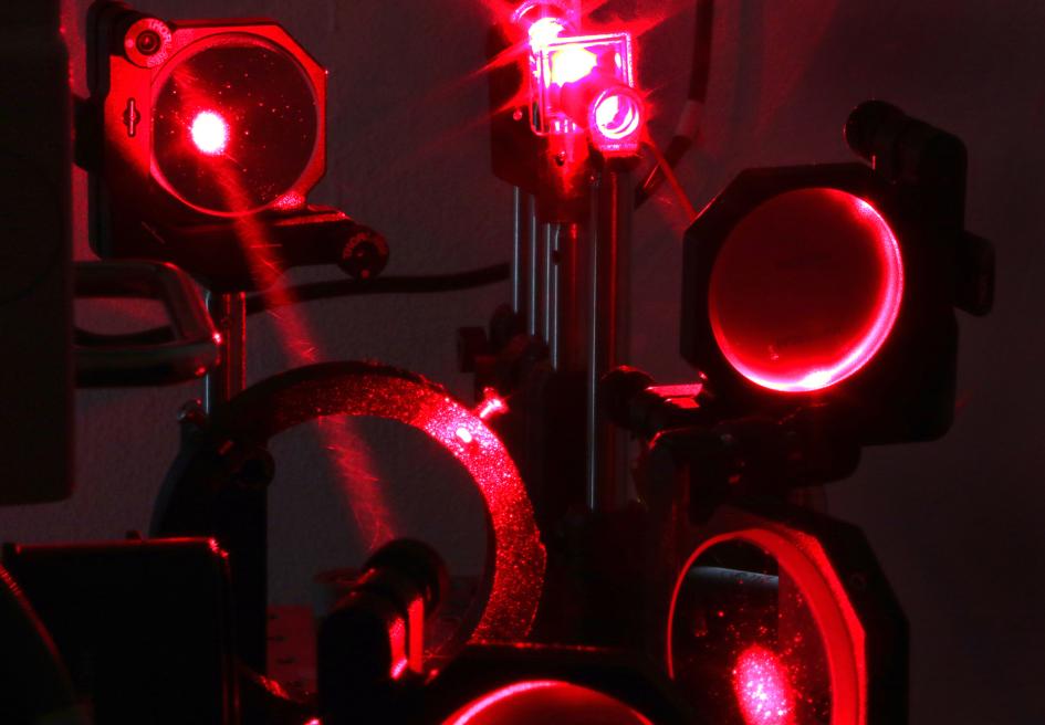 Lentes y espejos del microscopio laser de alta resolución del Instituto Clemente Estable