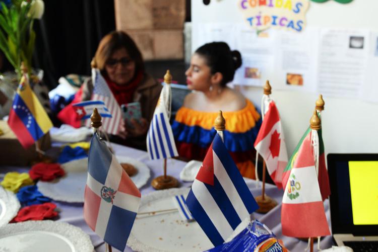 Mesa con banderas de diferentes paí Mesa con banderas de diferentes paí