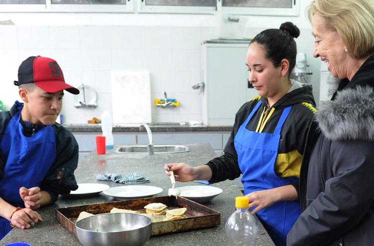 ministra con alumnos de gastronom&iacute