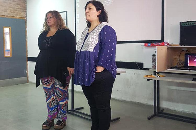 Docentes brindando el taller Personas dando una charla