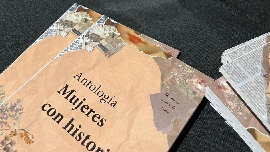 Presentación del libro "Mujeres con Historia" Libros apilados