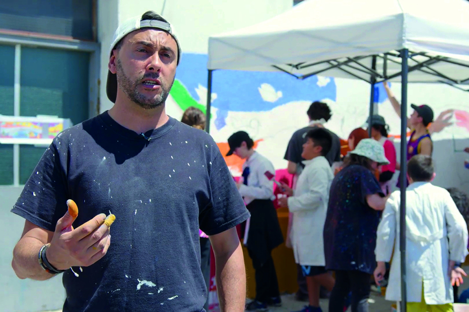 Persona en primer plano hablando a cámara