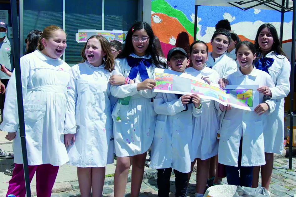 Niños de escuela con túnica