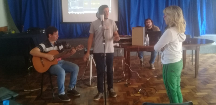 Mónica Navarro y Max Capote produciendo a jóvenes uruguayos Mónica Navarro y Max Capote produciendo a jóvenes uruguayos