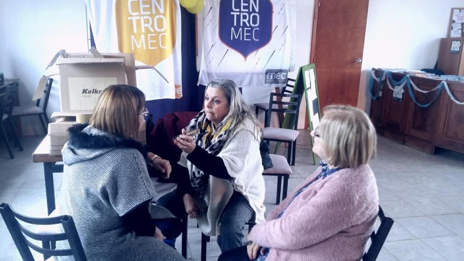 Entrevista de radio “La Galena” a Rondán y Rodríguez. Personas durante una entrevista radial