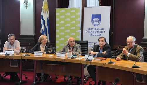 Autoridades sentadas en la mesa frente a los micró Autoridades sentadas en la mesa frente a los micró