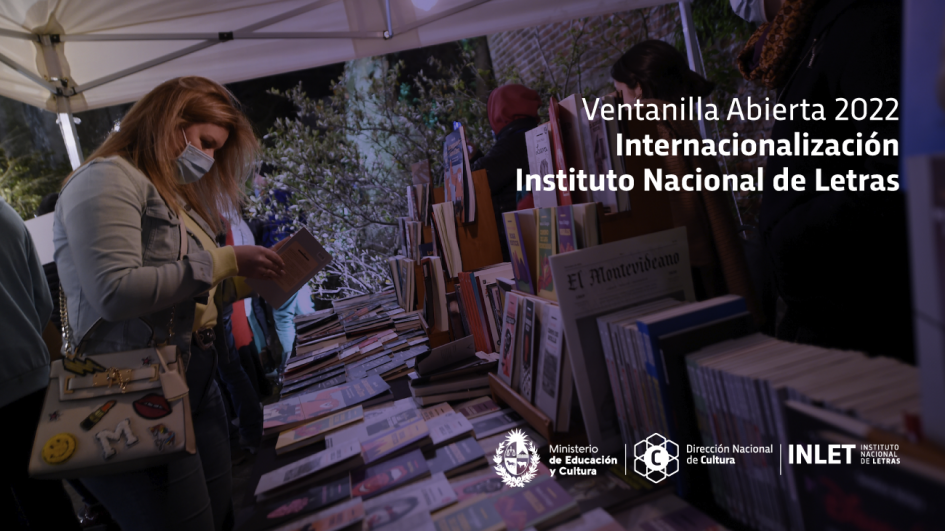 mujer en feria de libros