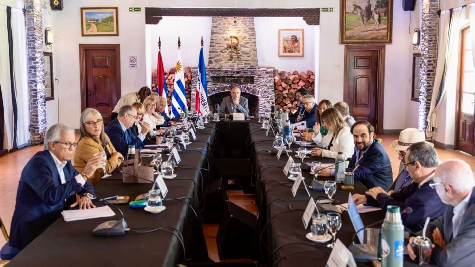 El Presidente de la República, Yamandú Orsi, juntos a los Ministros del País Reunión del Consejo de Ministros