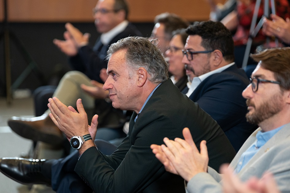 Presidente de la República, Yamandú Orsi, en la presentación del proyecto País Industrial Presidente de la República, Yamandu Orsi, aplaudiendo