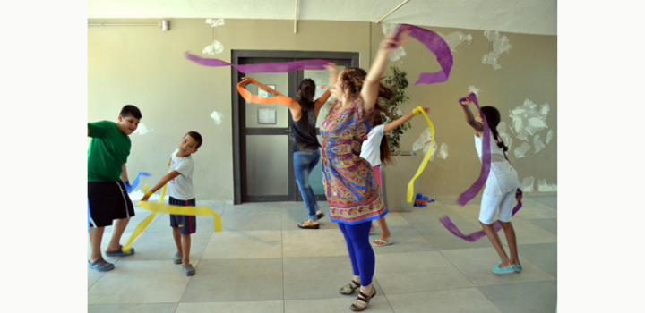 niños y niñas bailando con una tallerista de gimnasia olímpica niños y niñas bailando con una tallerista de gimnasia olímpica