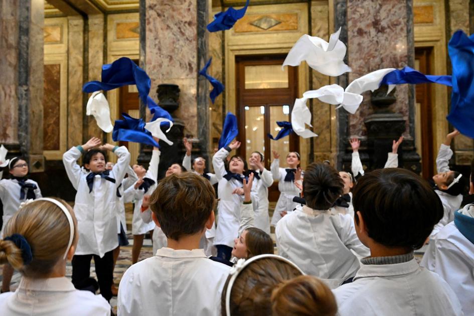 Niños de la escuela de Formación Artística N.º 265 y el grupo de danza folclórica. Suelta de pañuelos.