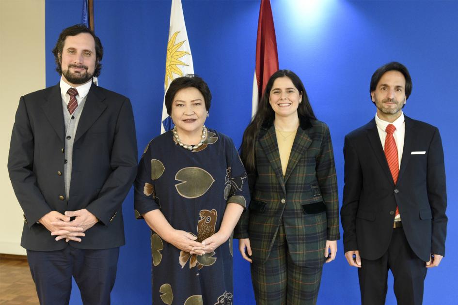 Autoridades del MEC con la Embajadora de Mongolia Autoridades del MEC con la Embajadora de Mongolia