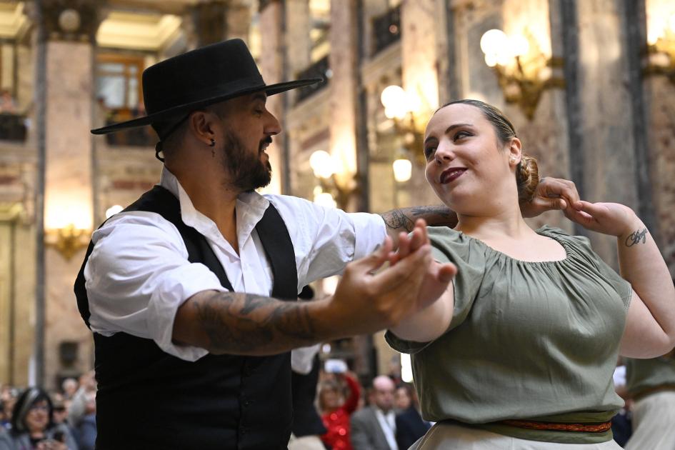 Pareja bailando.