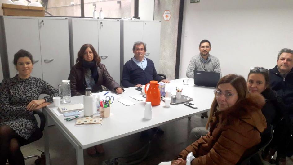 Representantes de las diferentes unidades ejecutoras en la Mesa Ministerial de trabajo. personas sentadas en mesa