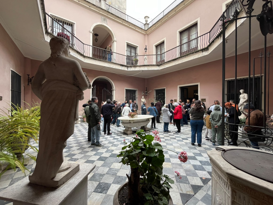 ACAU celebró los 130 años de la primera exhibición de cine en Uruguay Plano general del patio de la casa