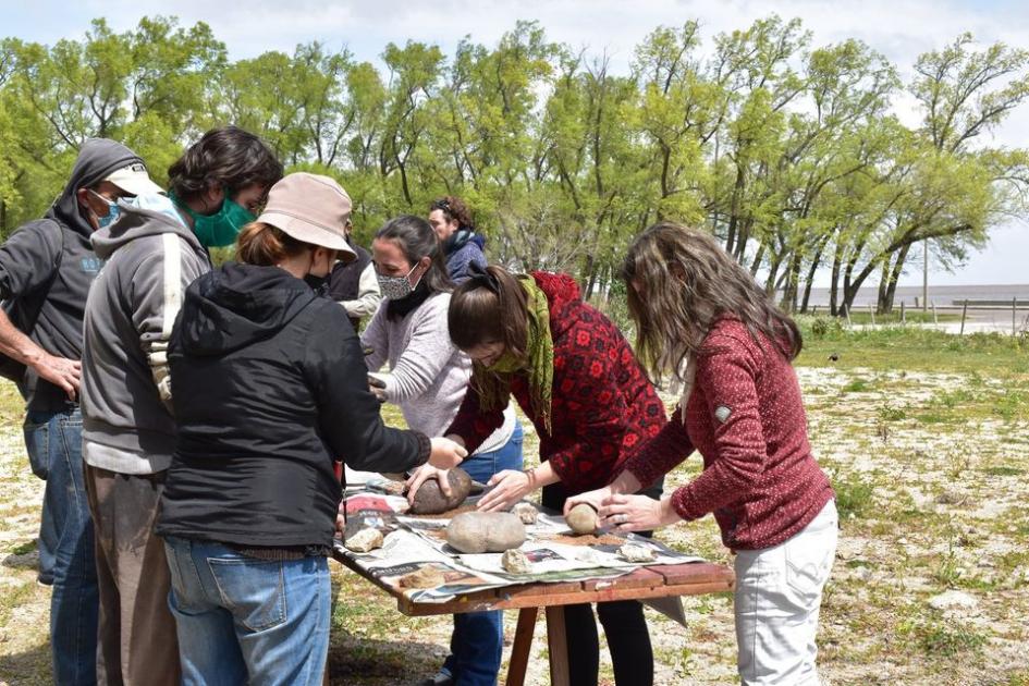 Público participando de la actividad "La misma arcilla, otros ceramistas" en Juan Lacaze.