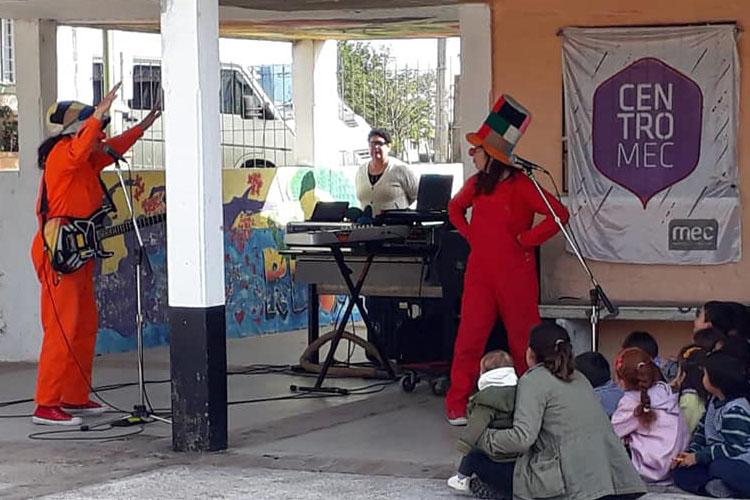 Actuación de una banda infantil