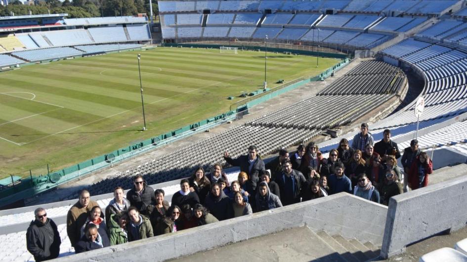 Grupo en el Centenario El grupo en el estadio Centenario