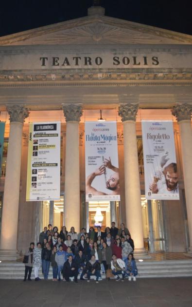 Grupo frente al solís el grupo frente al teatro Solís