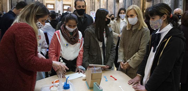 Vicepresidenta de la República, Beatríz Argimón, con niños viendo proyectos Vicepresidenta de la República, Beatríz Argimón, con niños viendo proyectos