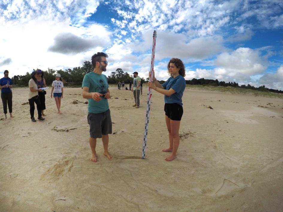 Luis Orlando Chifflet y Emily van Dijk, de Holanda, tomando medidas en las playas arenosas
