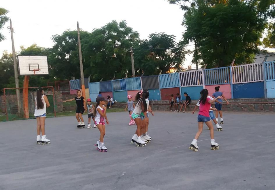Taller de patín Niñas patinando en una plaza
