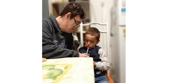 4º premio: Bruno Airaldo (20 años) Escuela Taller de Artes y Oficios Patrimoniales “Manuel Lobo” (Colonia) “Por sobre toda diferencia la cultura se transmite, se comparte y nos define” Niño toma mate mientras un mayor lo ayuda a sostener el mate