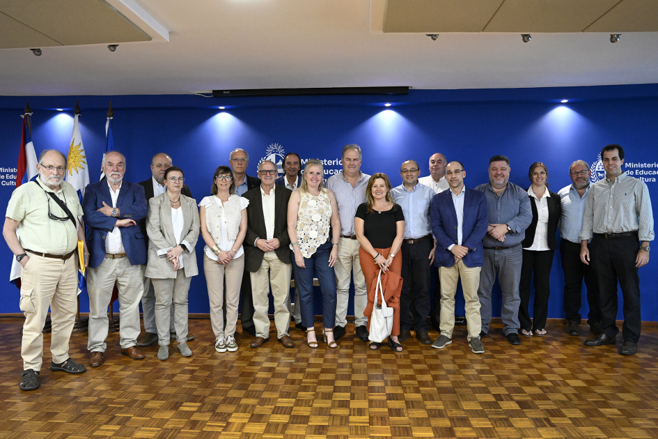 Grupo de personas posa para foto