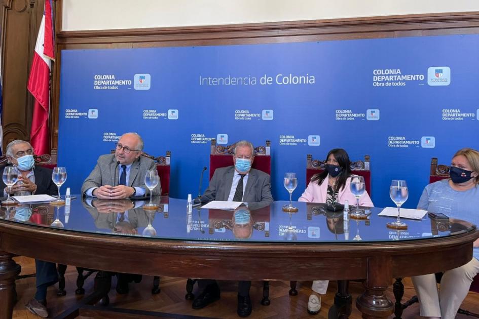 Autoridades en firma del convenio Autoridades sentadas alrededor de mesa