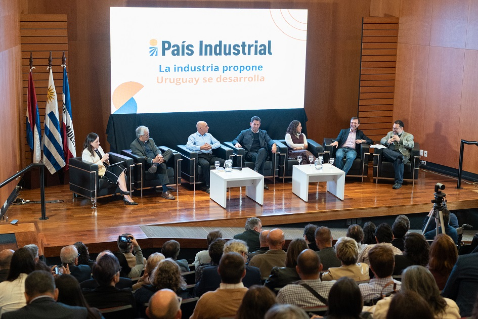 Autoridades en la presentación del proyecto País Industrial Autoridades