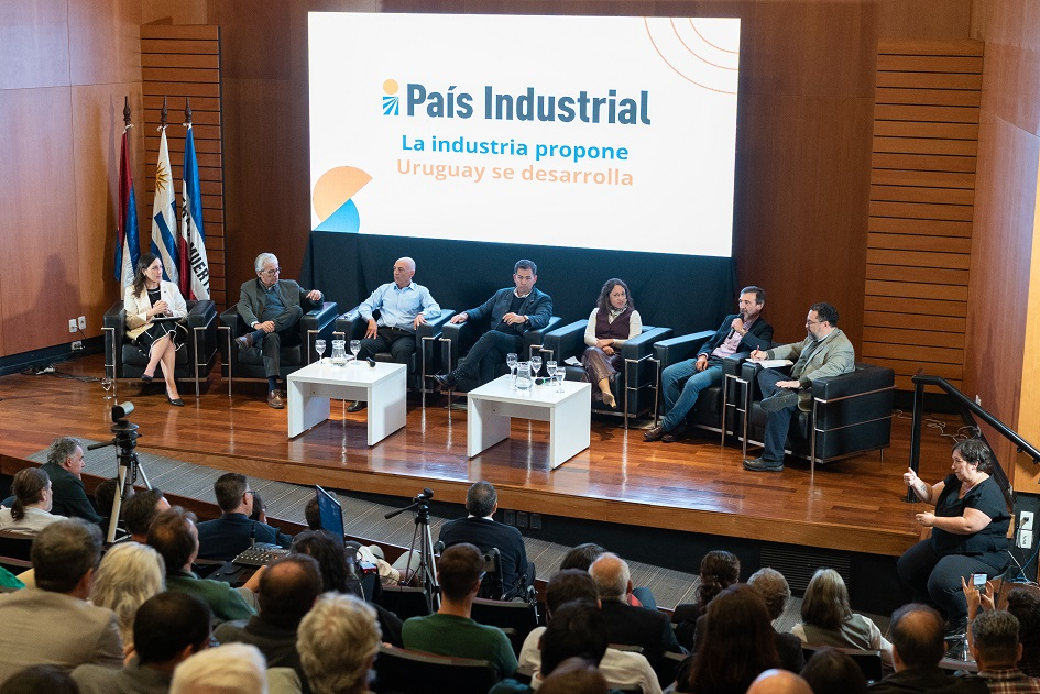 Autoridades en la presentación del evento País Industrial Autoridades en el escenario en presentación del evento