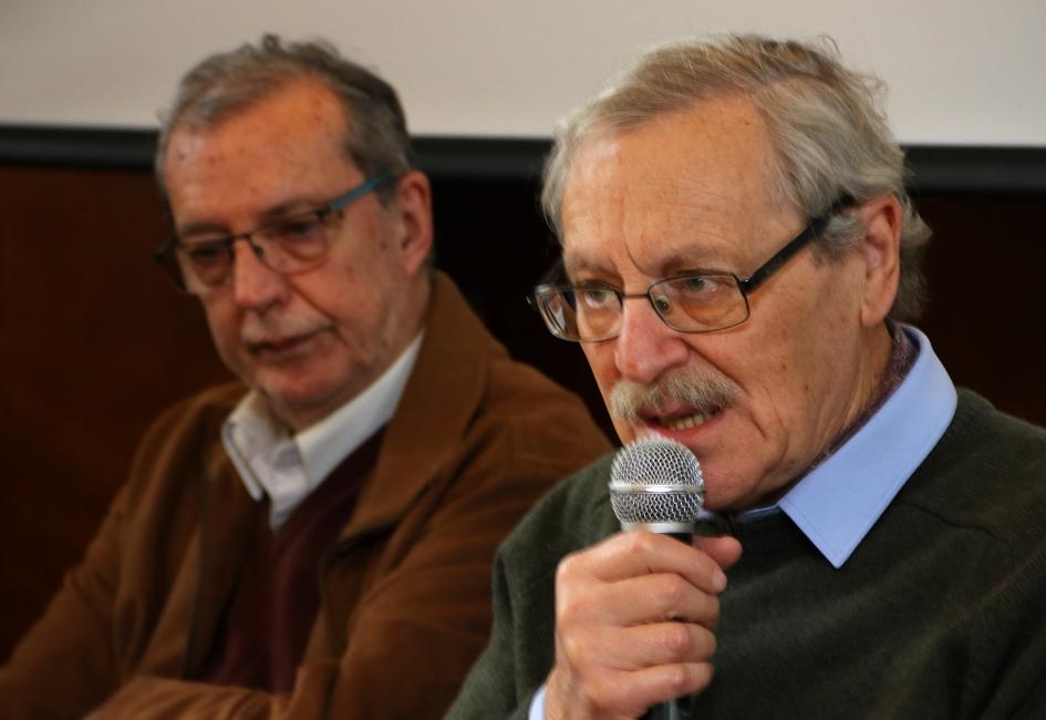 Ricardo Ehrlich (der) y el autor Gustavo Naya en la presentación del libro.