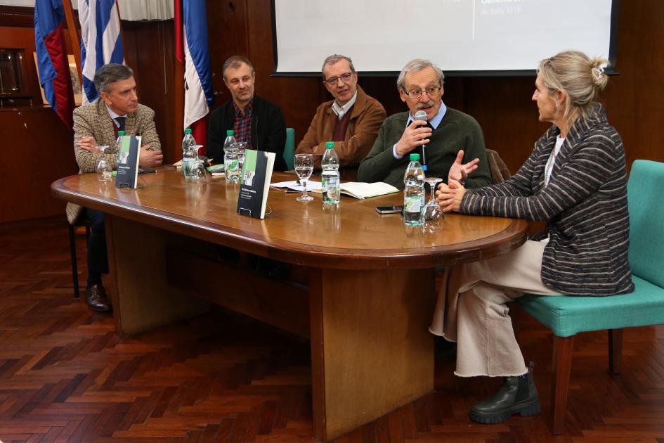 La mesa en la presentación del libro "De héroes y túnicas".