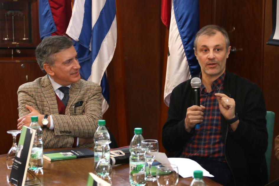 Gerardo Torres de la Fundación de Cultura Universitaria y uno de los autores, Leonel Malacrida.