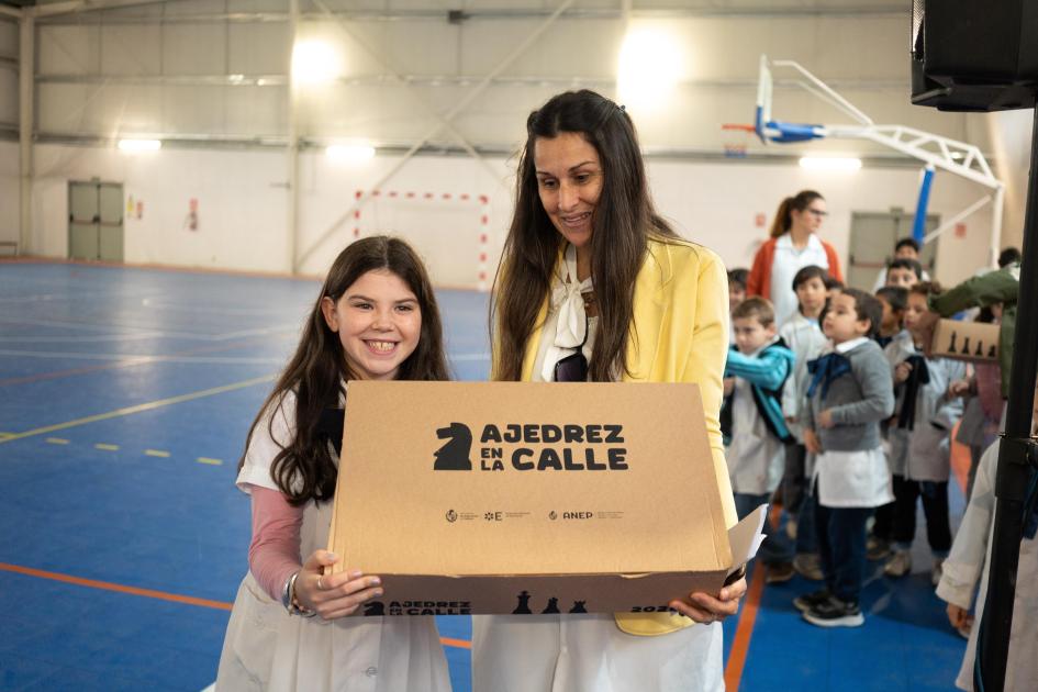 Plaza de Deportes, Bella Unión. Actividad a cargo del Municipio Maestra y estudiante con el kit de ajedrez