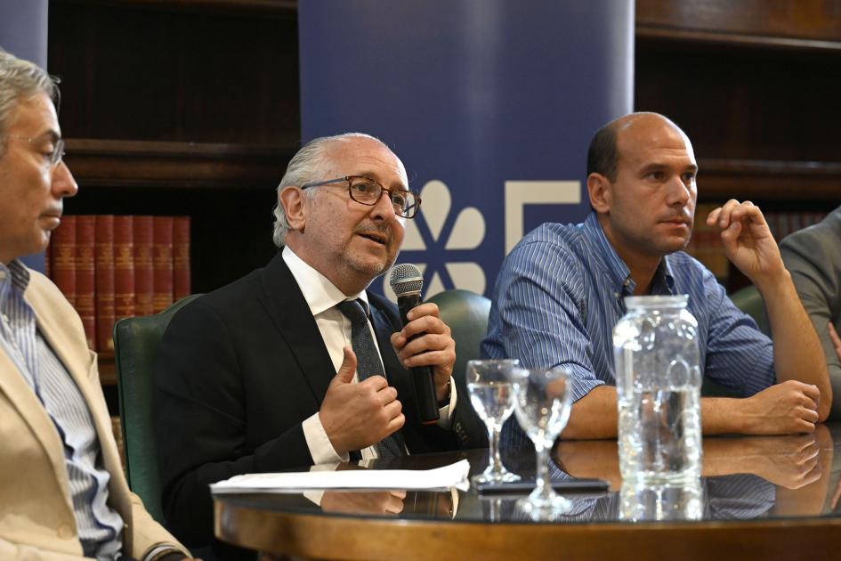 Pablo da Silveira hablando durante la primera mesa de exposición.